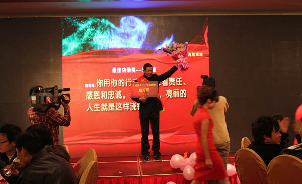 威廉希尔williamhill60万元重奖忠诚员工